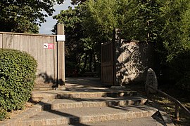 L'entrée avec le monument en pierre (2017)