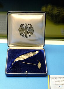 Das Silberne Lorbeerblatt von Werner Delmes in einer Ausstellungsvitrine