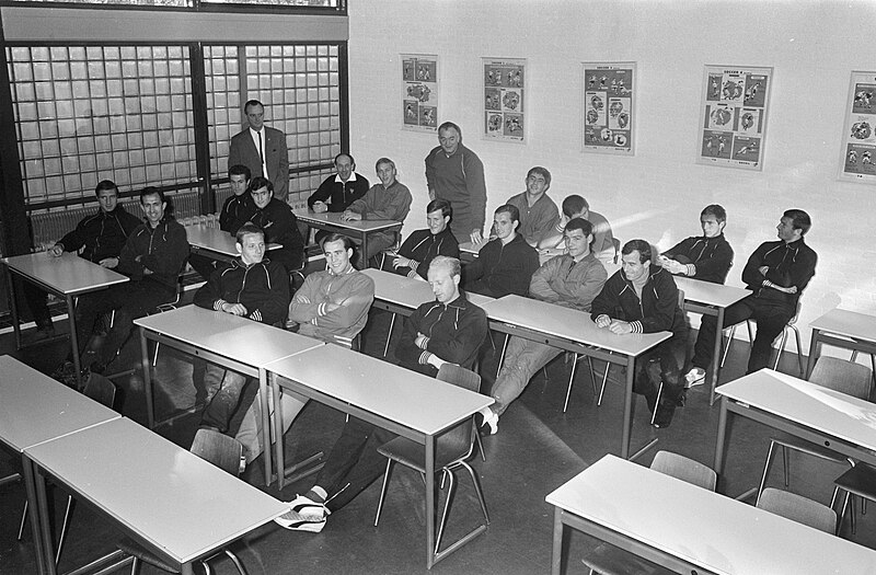 File:Spelers van het Nederlands Eftal tijdens de les in een klaslokaal. Gezeten achte, Bestanddeelnr 918-3994.jpg