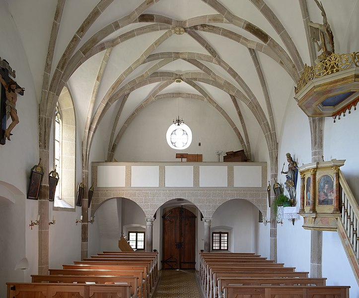 File:St Oswald Kastelruth Innenansicht Chor.JPG