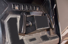 Nærbilde av en arkademaskin utstyrt med en kontroller med to håndtak.