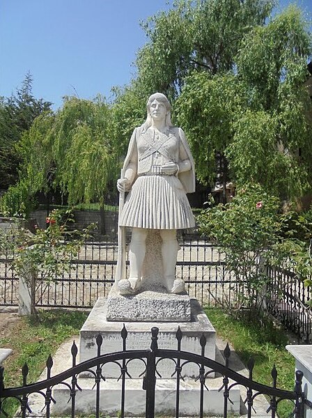 File:Statue of Greek rebel commander Peristera Kraka in Siatista.jpg
