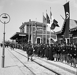 Stazione di San Felice sul Panaro addobbata in attesa del treno di Hitler (1938).jpg