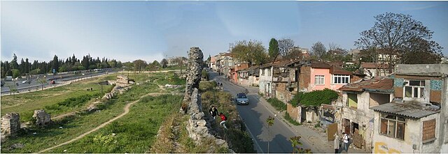 Vista do bairro de Sulukule e das Muralhas de Teodósio