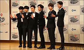 Super Junior-M на пресс-конференции шоу «Гостевой дом», июль 2014 года. Слева направо: Рёук, Сонмин, Донхэ, Ынхёк, Кюхён и Чжоу Ми