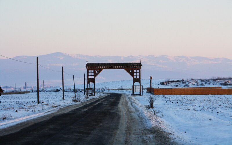 File:Szekler gate at the entrance of Turia (Torja) village - panoramio.jpg