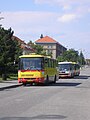Autobusy stojící v zastávce Vltavínská
