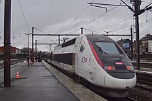 Comboio TGV, ao longo de um cais na estação de Arras.