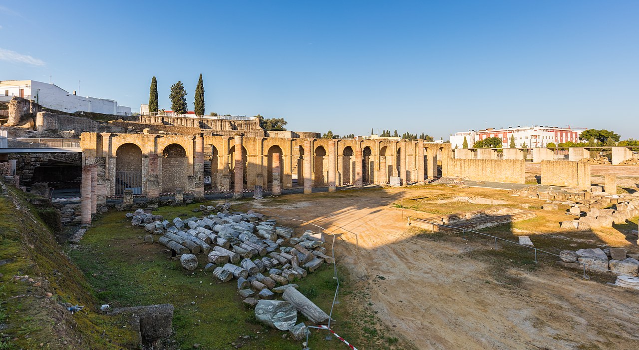 File:Teatro romano de Itálica, Santiponce, Sevilla, España, 2015-12-06, DD 01.JPG - Wikimedia ...