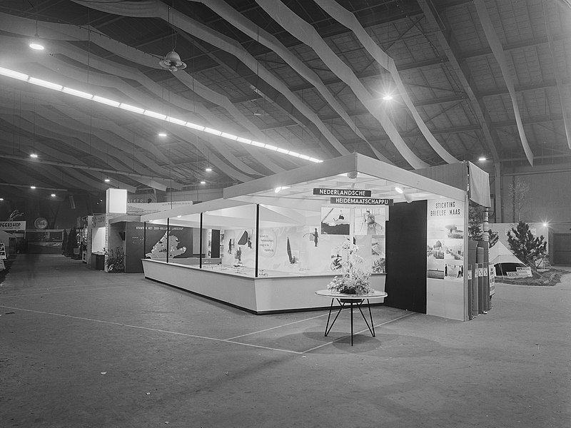 File:Tentoonstellingen, stands, goed kamp, Bestanddeelnr 165-0056.jpg