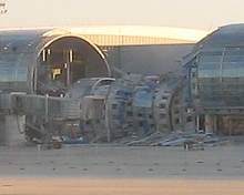 Jetée d'embarquement du terminal 2E effondrée en juin 2004.