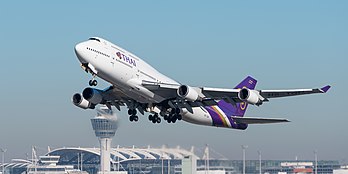 Boeing 747-4D7 (reg. HS-TGP, msn 26610/1047) da Thai Airways International, decolando do aeroporto de Munique. (definição 4 096 × 2 048)