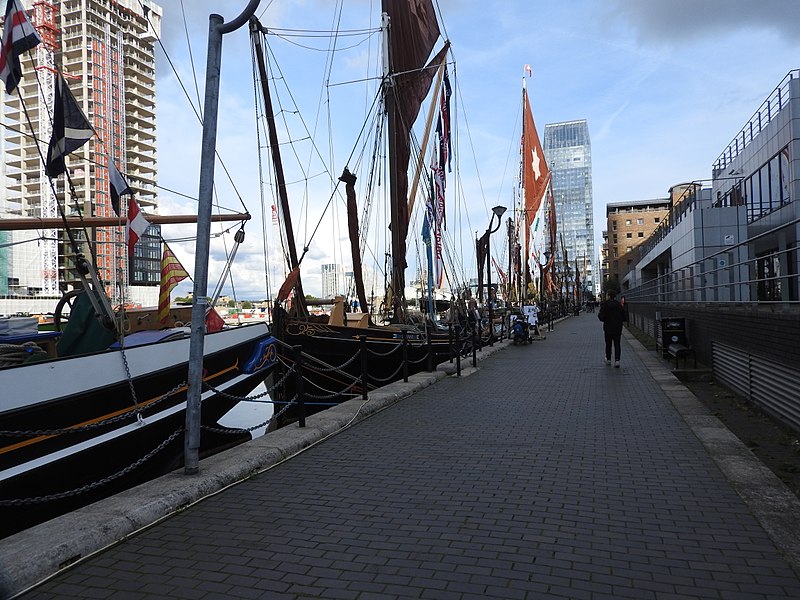 File:Thames Quay 7087.JPG