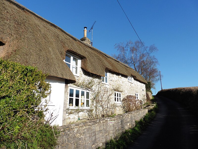 File:Thatched cottage on Nash Hill - geograph.org.uk - 4801317.jpg