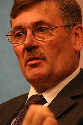 El Rt Honorable Bob Ainsworth MP (4799292710).jpg