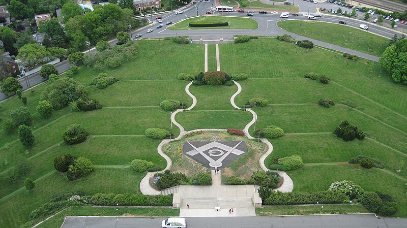 File:The front yard of George Washington Masonic National Memorial.JPG