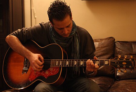 ไฟล์:Tolga Görsev Playing a Gibson Acoustic Guitar.jpg