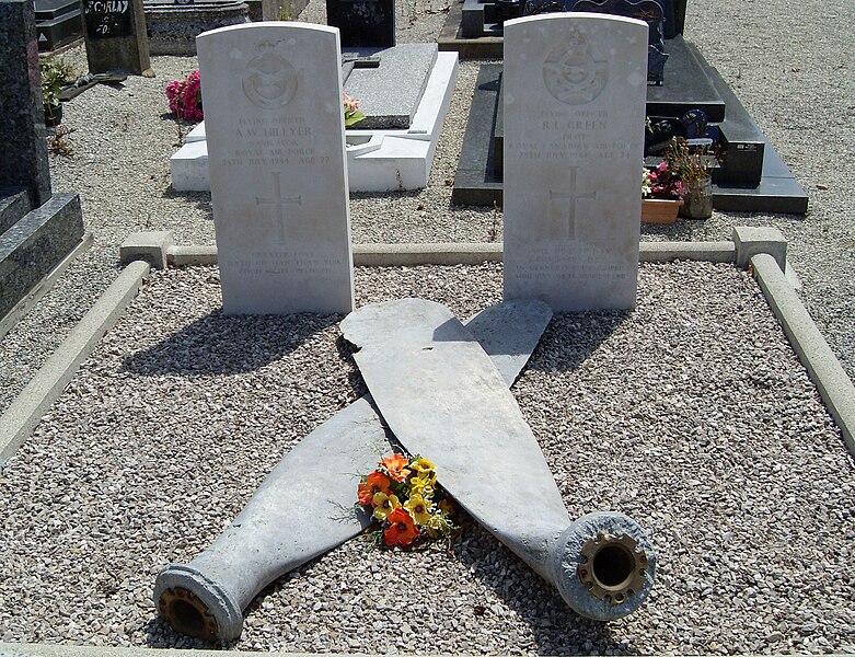 File:Tombe des deux aviateurs.jpg