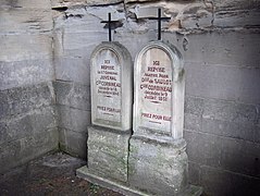 Stèles funéraires des époux Corbineau, près de l'église.