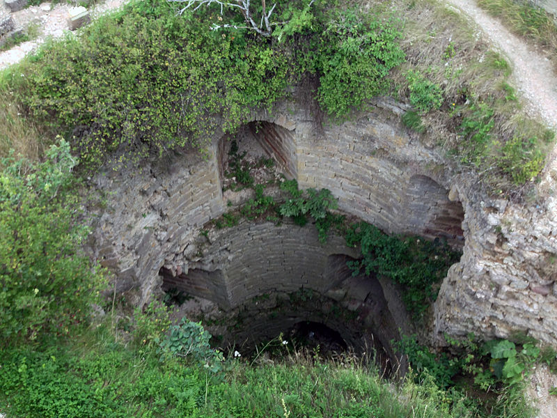 File:Top of Naugolnaya tower, Koporye Fortress.jpg