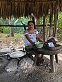 Mujer mexicana que elabora tortillas caseras.