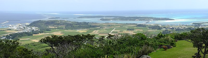 File:Tounnahajou-Kumejima, Okinawa（登武那覇城からみる奥武島、はての浜）DSCF6544.JPG