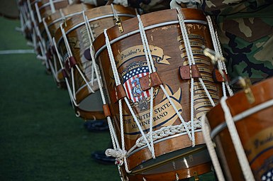 Membros da Marine Band segurando bateria durante um ensaio no Marine Barracks Washington para a 57ª posse presidencial, 18 de janeiro de 2013