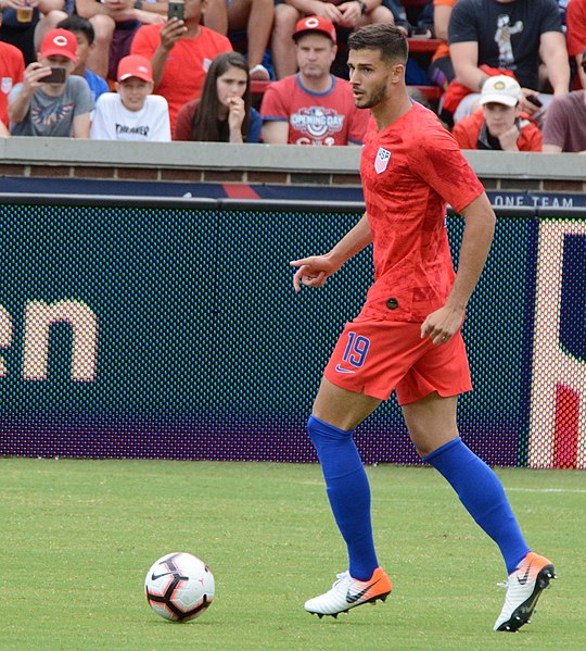 Miazga playing for the United States in a 2019 friendly against Venezuela