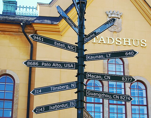 Sign post showing the municipality's twin towns