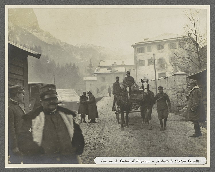 File:Vermoedelijk Italiaanse militairen, een paard en een wagen en dokter Cervelli (rechts) in een straat in Cortina d'Ampezzo in de Dolomieten Une rue de Cortina d'Ampezzo. -- A droite le Docteur Cervelli. (titel op object), RP-F-F00994-AK.jpg