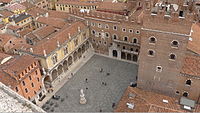 Veduta d'insieme della piazza dalla torre dei Lamberti