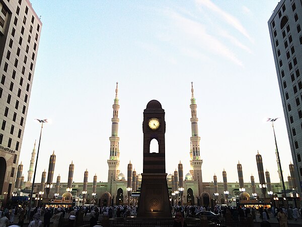 View of Gates 21 and 22, as seen from the north. The gate with two minarets is Bāb Al-Malik Fahd (Arabic: بَاب الْمَلِك فَهْد, lit. 'Gate of the King 