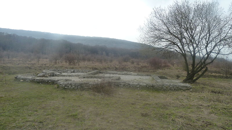 File:Villa rustica ruins 2 in Dúbravka, Bratislava.JPG