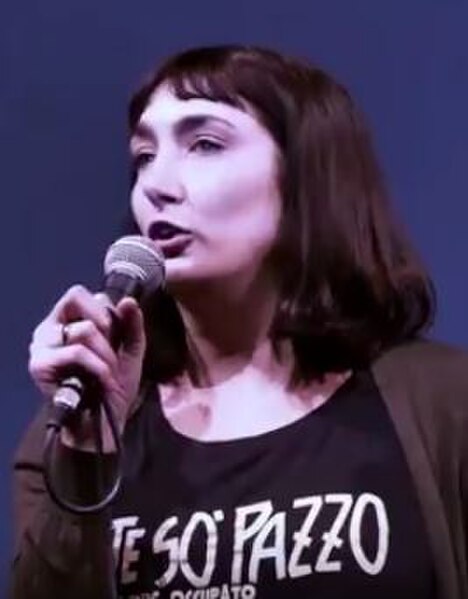 Viola Carofalo wearing a T-shirt with Neapolitan je so’ pazzo ("I am crazy.")