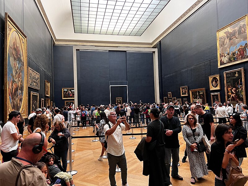 File:Visitors of Louvre around Mona Lisa (219).jpg