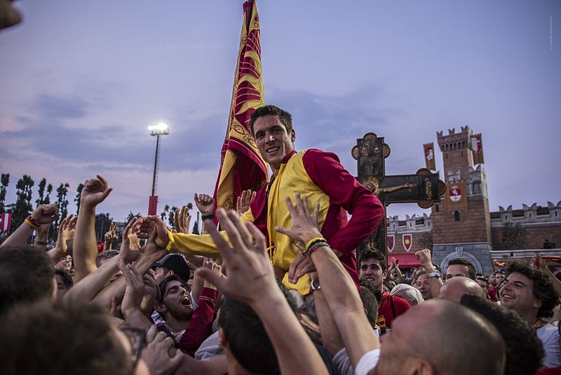 File:Vittoria contrada Legnarello - Palio di Legnano 2015.jpg