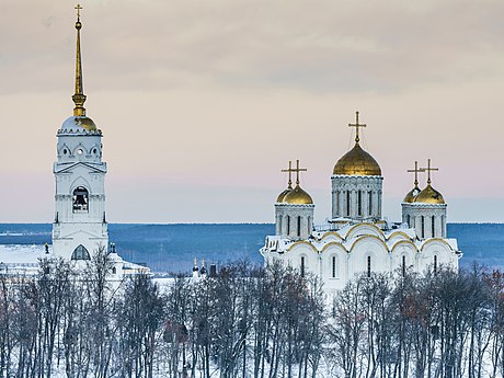 Успенский собор рядом с Волгой