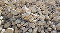 gesorteerde brokken kalksteen gewonnen in de groeve