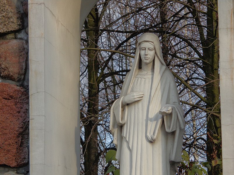 Plik:Włocławek-figure of Mother of God, Queen of Peace.jpg