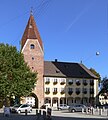 Weißenhorn (Landkreis Neu-Ulm), Oberes Tor, Stadtseite (Kirchplatz), rechts das Rathaus