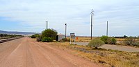 Pandangan yang luas dari bekas kereta api berhenti di tempat, Coonamia, dekat Port Pirie, Australia Selatan, Jan 2020 (John Gordon).jpg