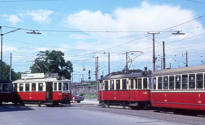 File:Wien WVB zwei halbstarke Züge 833144.jpg