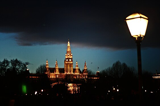 Wiener Rathaus bei Nacht