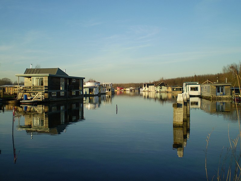 File:Wohnboote Nordseekanal.jpg