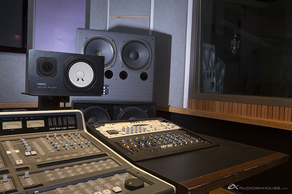 File:Yamaha NS-10 monitor at Audio Mix House, Studio C