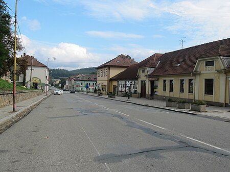 Zastávka, hlavní ulice