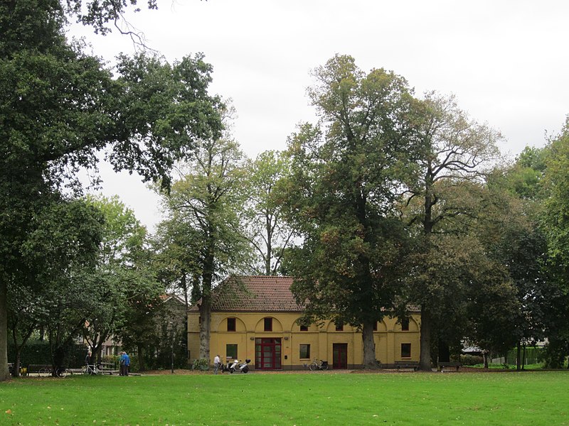 File:Zwevezele kasteelpark koetshuis.jpg