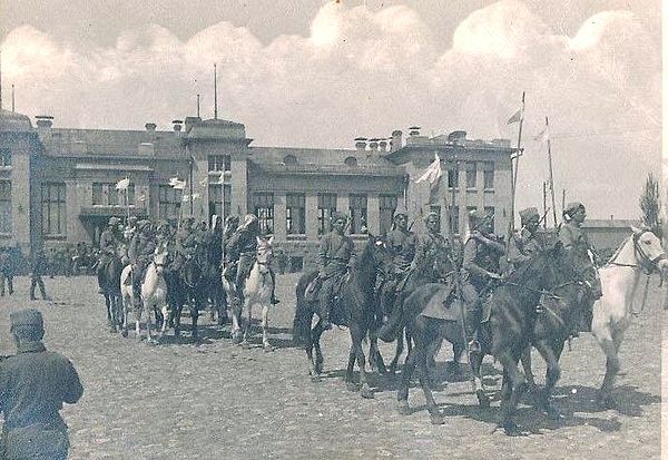 Бахмут войска. Бахмут 1918 УНР. Армия УНР 1918. Гражданская война в Донбассе в 1917-1921. Запорожский корпус армии УНР.