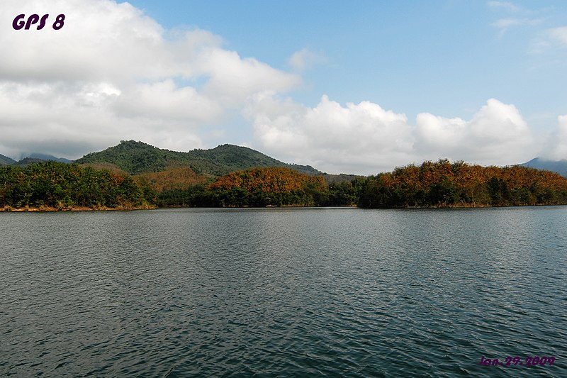 File:行舟湖上.绿叶渐红.2009 - panoramio.jpg