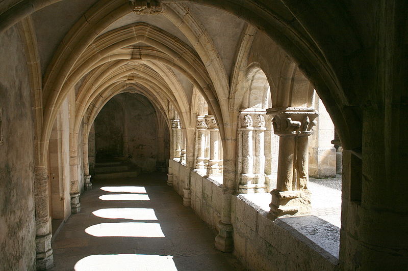 File:01 Montbenoît - Cloître de l'abbaye (2).JPG
